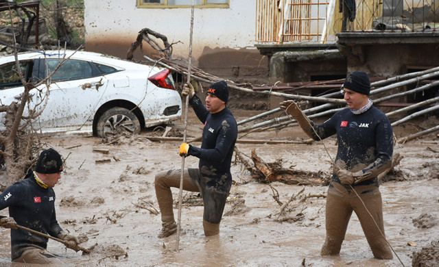 Adıyaman'da anne ve kızı selde kayboldu! 500 kişilik ekip arama yapıyor - Resim: 1