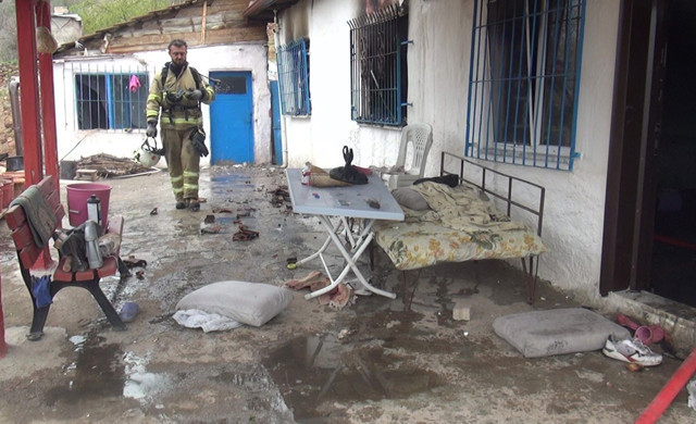 Dehşeti yaşadı! Yangın sırasında oldu çatı havaya uçtu - Resim: 0