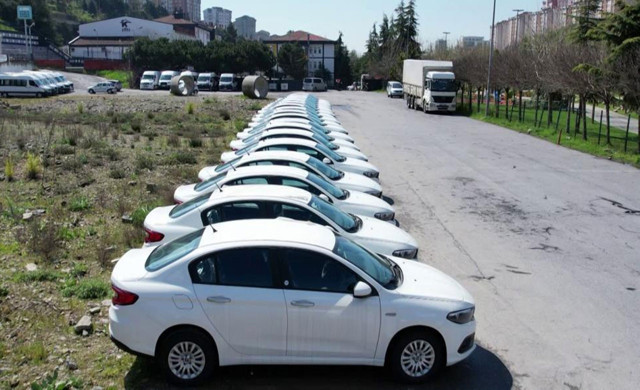 Başakşehir'de şaşkına çeviren görüntü! Boş arazide stoklanmış araçlar bulundu jelatini üzerinde... - Resim: 2
