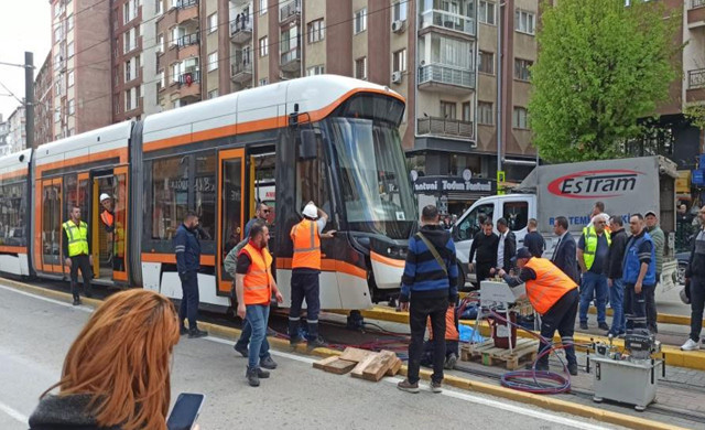Tramvayı havaya kaldırdılar! Feci şekilde can verdi - Resim: 0