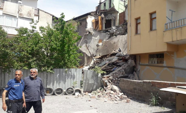 Depremde ağır hasar almıştı! Malatya'da bina çöktü - Resim: 0