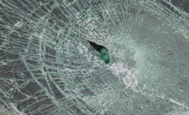 Afyonkarahisar’da kaza sonrası ilginç görüntü! Cama saplandı - Resim: 0