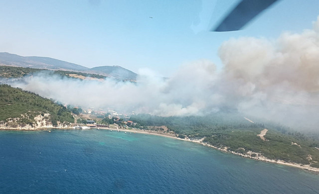 Muğla ve İzmir'de orman yangınları çıktı! Yoğun duman görülüyor, vatandaşlar denizden tahliye ediliyor - Resim: 1