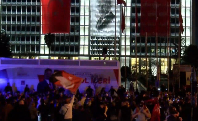 Saraçhane ayakta! Davullu zurnalı seçim kutlaması - Resim: 0