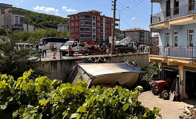 Samsun'da kamyonet ile minibüs çarpıştı: Yaralılar var - Resim: 1