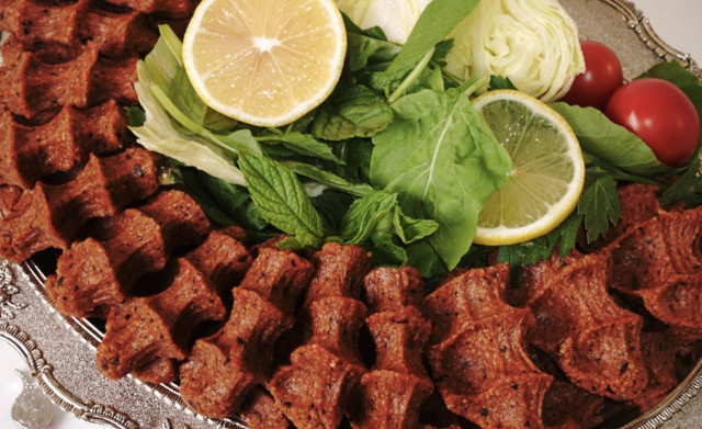 Sadece 1 şişe maden suyu ile etsiz çiğköflere tarifi 10 dakikada hazır - Resim: 0