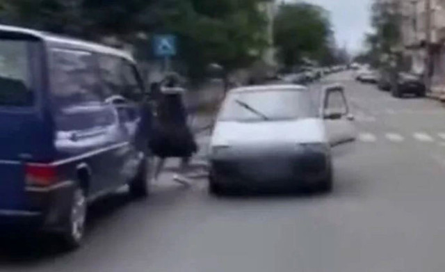 Kocasıyla yengesini arabada bastı! Çılgına dönen kadın 'sizi mahvedeceğim'.... - Resim: 2