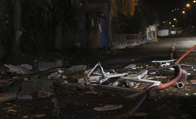Evden çıkarılan kiracı daireyi ateşe verdi! Yanan dairede patlama oldu - Resim: 2