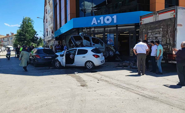 Isparta'da kontrolden çıkan otomobil 7 araç ile markete çarptı - Resim: 0