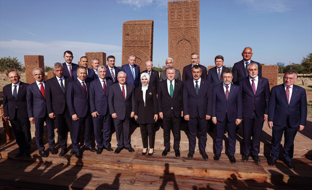 Anlamlı hediye! Cumhurbaşkanı Erdoğan, Devlet Bahçeli'ye 76 adet gül verdi - Resim: 0