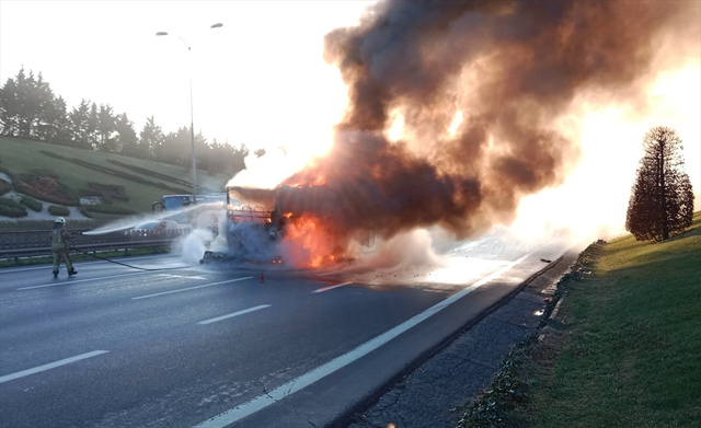 İstanbul'da yolcu otobüsü alev alev yandı! - Resim: 1
