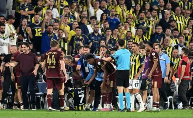 Süper Lig'de ortalık karıştı! Trabzonspor taraftarı hakemlere yüklendi! "Düdük astıracağız" - Resim: 0
