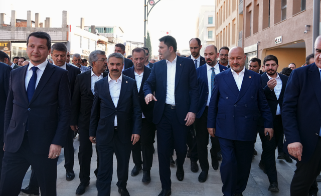 Bakan Kurum’dan depremzede Yusuf ve dedesine ziyaret: “İyi ki dedesi var iyi ki devleti var…” - Resim: 0