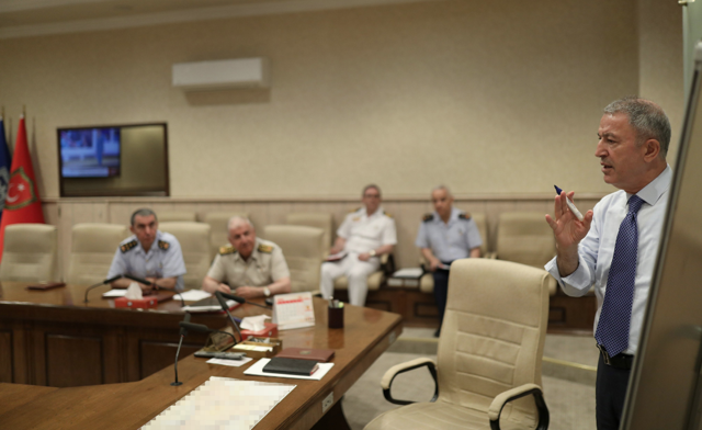 Bakan Akar ile komutanlar Fırat'ın doğusuna olası harekatı görüştü - Resim: 1