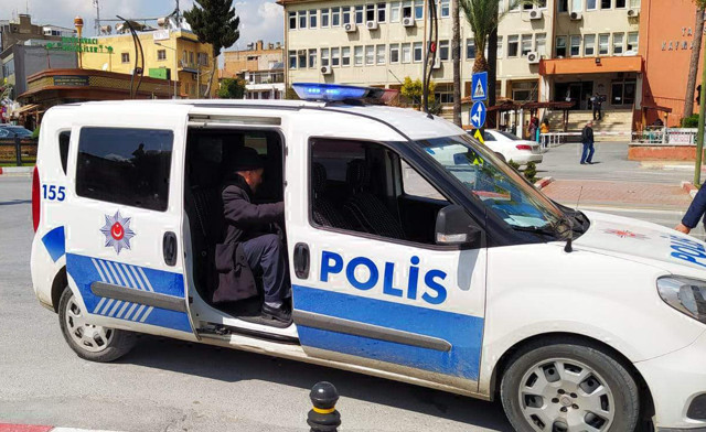 Mersin'de yasağı umursamadan sokağa çıkan 65 yaş üstü kişiler cezayı yedi - Resim: 0