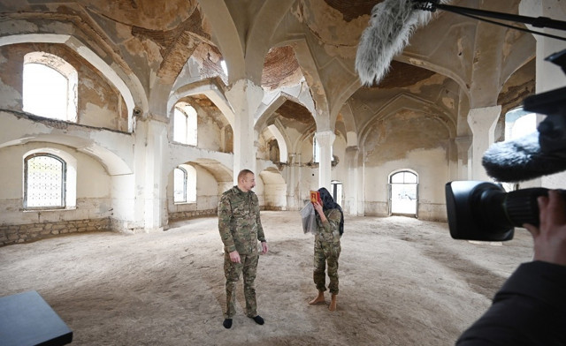 Azerbaycan Cumhurbaşkanı Aliyev ve eşinden örnek hareket - Resim: 0