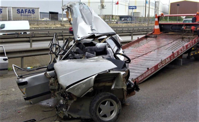 Gebze'de makas atarken 2 tıra çarpan otomobil paramparça oldu - Resim: 0