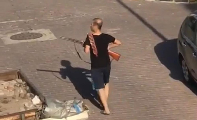 Tüfekle alkolik avına çıktı, dehşet saçtı: O anlar kameralara yansıdı! - Resim: 5