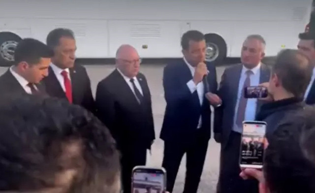 Ekrem İmamoğlu'na Erzurum'da taşlı saldırı! Mitingde olay çıktı: Otobüsün camları kırıldı! - Resim: 1