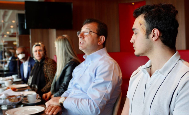 Ekrem İmamoğlu, taşlı saldırıda yaralanan vatandaşlarla buluştu - Resim: 0