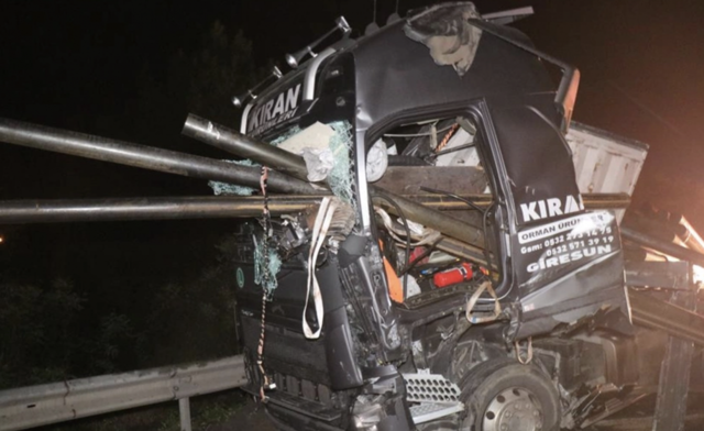Duran TIR'a arkadan başka bir TIR çarptı! Feci kazada 2 kişi öldü - Resim: 1