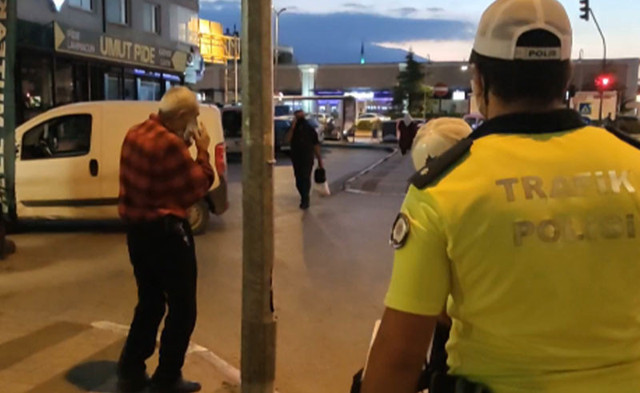 Bursa'da maske cezası alan yaşlı adam maskesini çıkartıp yoluna devam etti - Resim: 0