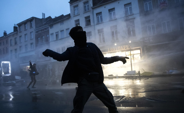 Avrupa kentinde kaos! Polis merkezini ateşe verip Kral'ın aracını taşladılar - Resim: 0