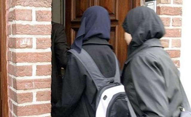 Fransız Bakan Schiappa: 5 yaşında örtülü kız görmeyi tahammül edilmez buluyorum - Resim: 0