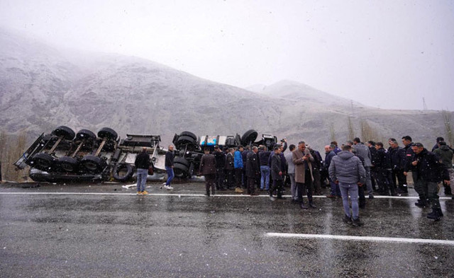 BBP lideri Mustafa Destici kazada yaralanan sürücüye yardım etti - Resim: 0