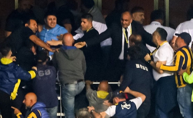 Maç sonu Kadıköy karıştı! Taraftar ve yönetim arasında kavga... - Resim: 1