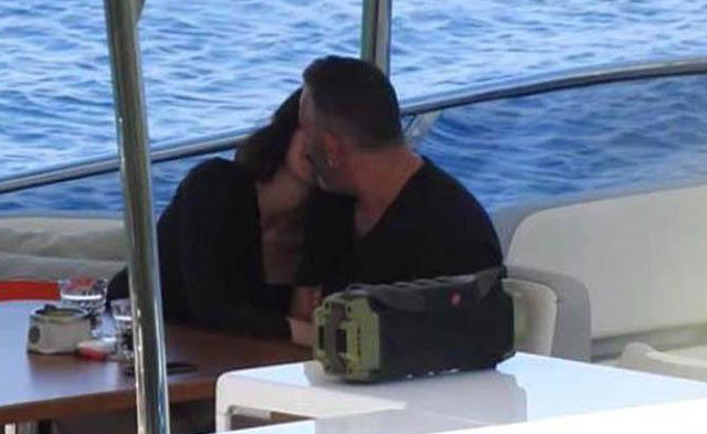 Defne Samyeli'nin Cem Yılmaz'la uyurken çekildiği sarmaş dolaş poz olay oldu! - Resim: 1