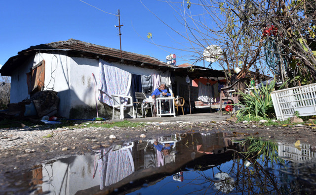 Antalya'da yaşlı kadının yüzünü güldürdürdüler belediye harabe evini yeniledi - Resim: 2