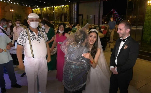 Samsun'da şaşkına çeviren görüntü! Kafasına poşet geçirip gelin ve damada sarıldı - Resim: 0