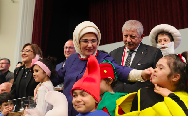 Emine Erdoğan: Kaldırım rampalarına park edilmiş araç gördüğümde üzülüyorum - Resim: 0