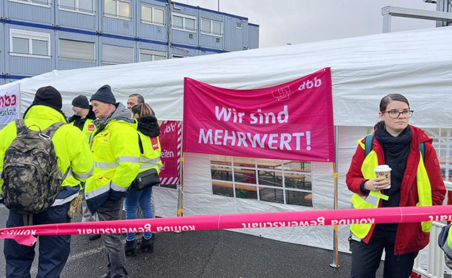 Havalimanında işçiler greve gitti: 800 uçuş iptal edildi - Resim: 1