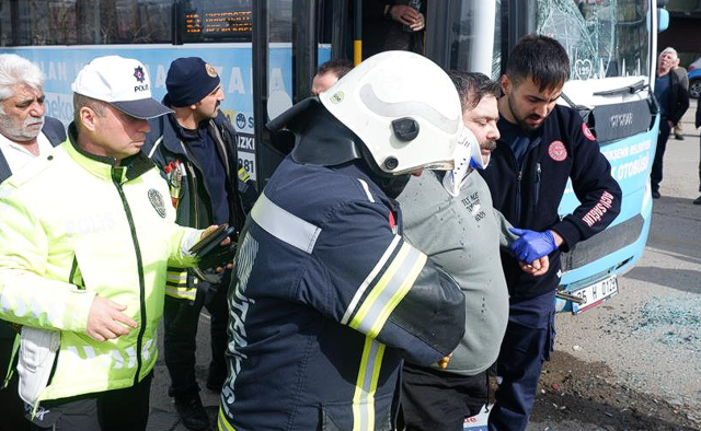 Erzurum’da trafik kazası: 14 yaralı - Resim: 0