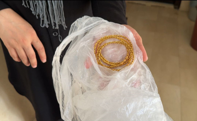 Batman'da apartman görevlisi poşette bulduğu altınları sahibine teslim etti - Resim: 0