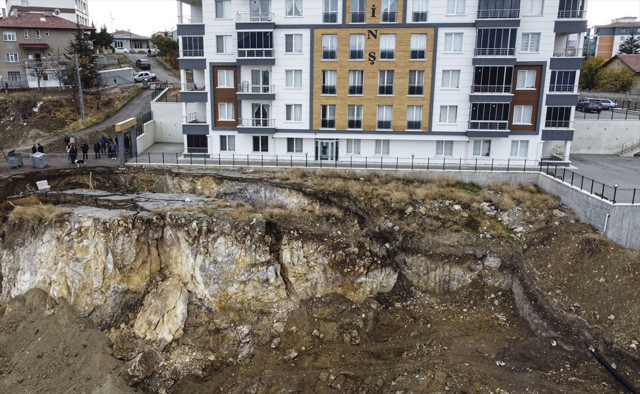 Ankara'da toprak kayması: 10 katlı bina tahliye edildi - Resim: 0