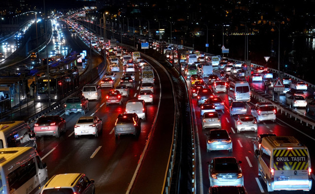 İstanbul'da haftanın ilk iş gününde trafik yoğunluğu yaşanıyor - Resim: 0