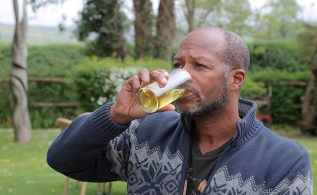 Kendi idrarını içiyor banyo yapıyor! 50 kiloyu böyle vermiş - Resim: 2