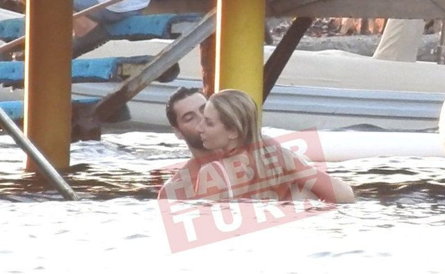 Akın Akınözü sevgilisi Sandra ile denizde aşka geldi öpüşürken yakalandılar - Resim: 3