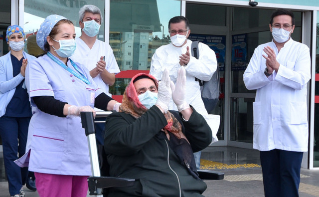 Antalya'da koronavirüsü yenen kadın: Çift geldim tek gidiyorum - Resim: 0