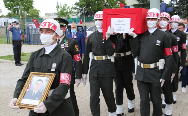 İdlib şehidi Teğmen Canberk Tatar gözyaşlarıyla toprağa verildi - Resim: 0