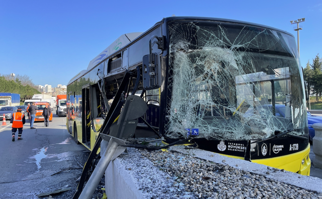 Avcılar gişelerinde İETT otobüsü beton bariyere saplandı - Resim: 0