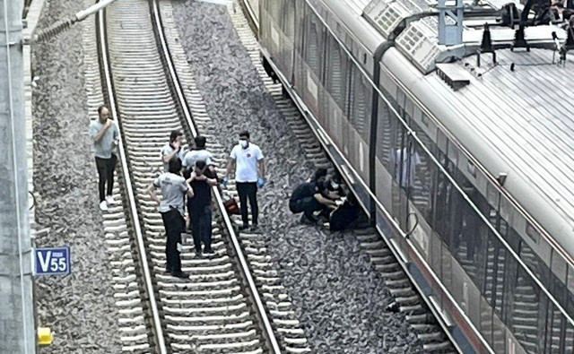 İstanbul Bostancı'da feci olay! Tren raylarına atlayan genç hayatını kaybetti - Resim: 0