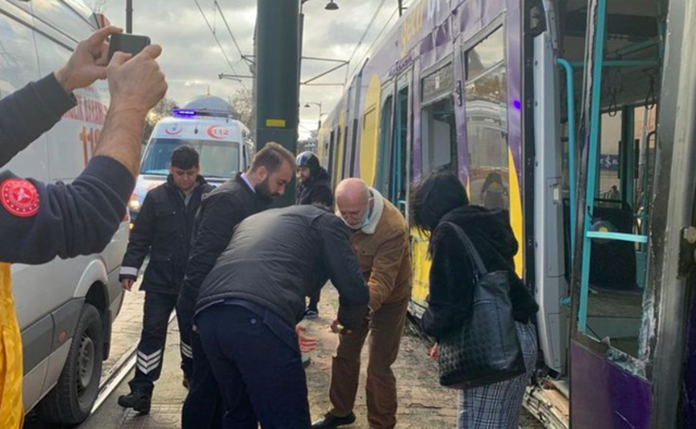 Kabataş'ta korkunç tramvay kazası! Raydan çıktı yaralılar var - Resim: 0