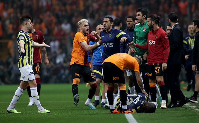 Şampiyon derbide çoştu! Galatasaray evinde Fenerbahçe'yi farklı geçti - Resim: 1