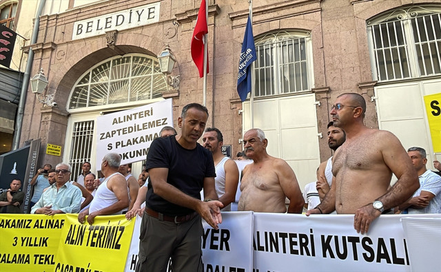 İzmir'de "S plaka" mağdurlarından "yarı çıplak" eylem - Resim: 0