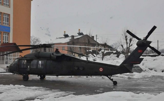 Okul bahçesine askeri uçak indi - Resim: 4