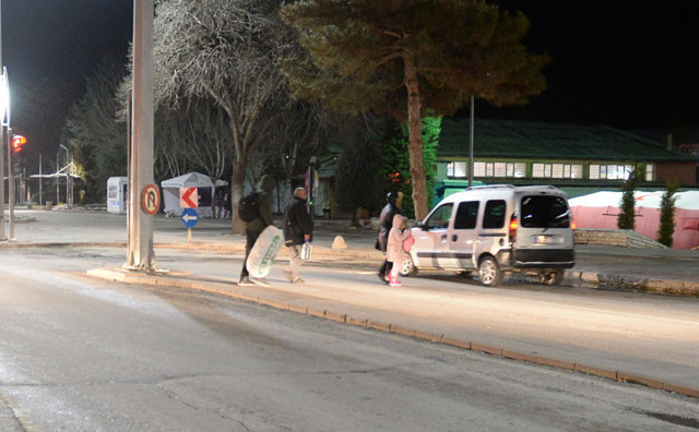Elazığ'da peş peşe iki deprem halk geceyi sokakta geçirdi - Resim: 1